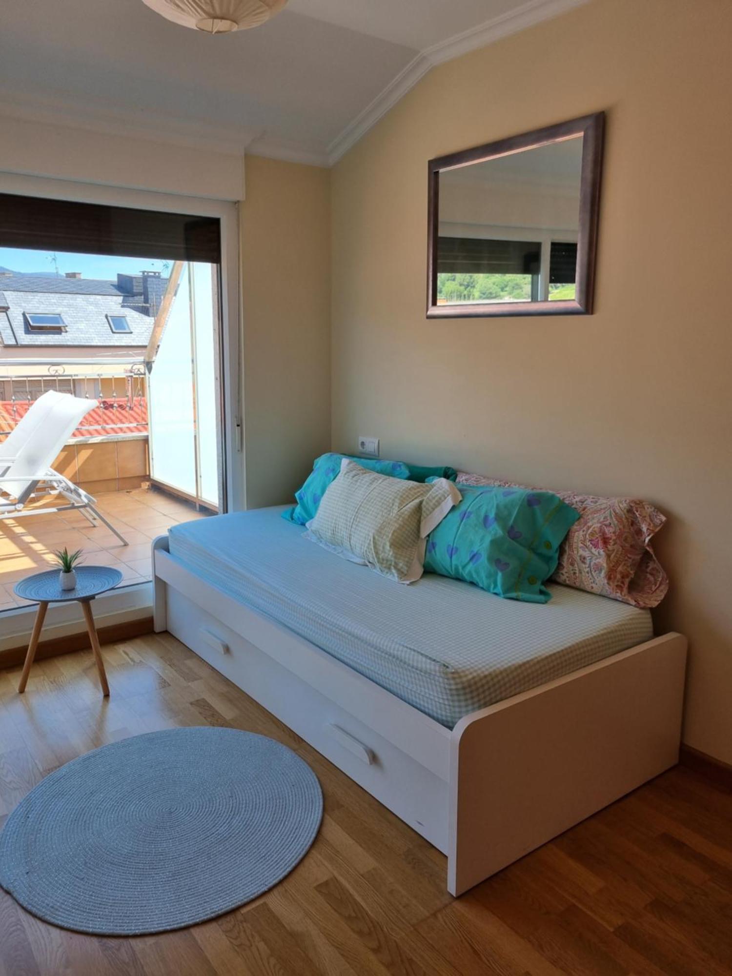 En El Centro De Nuevo Y Con Terraza Apartamento Cedeira
